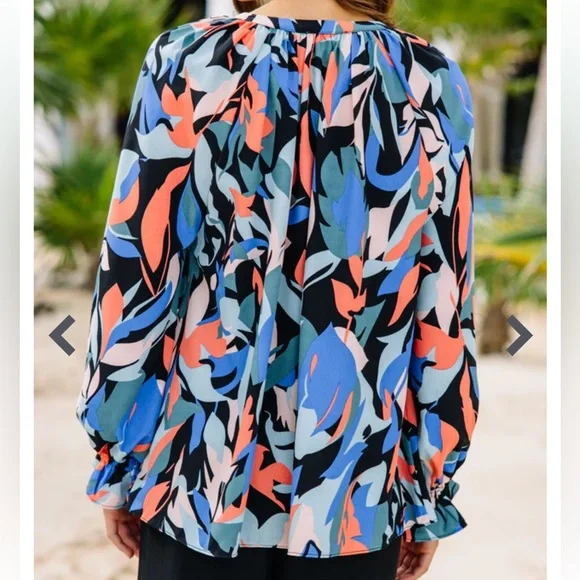 Entro Abstract Blouse in Size Medium - Picture 2 of 8